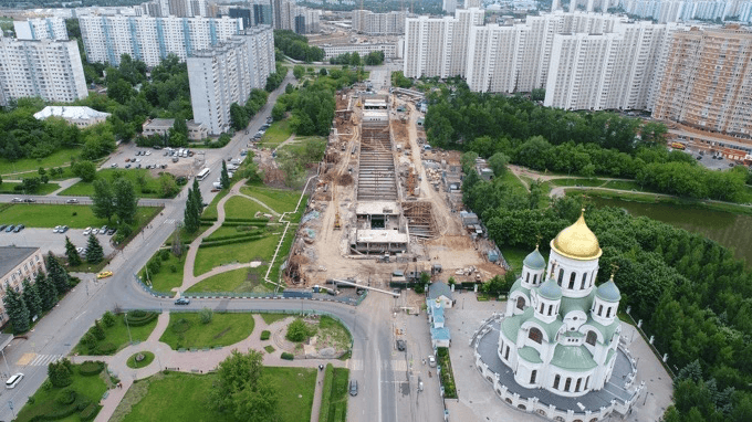 Стройка на фоне района Солнцево